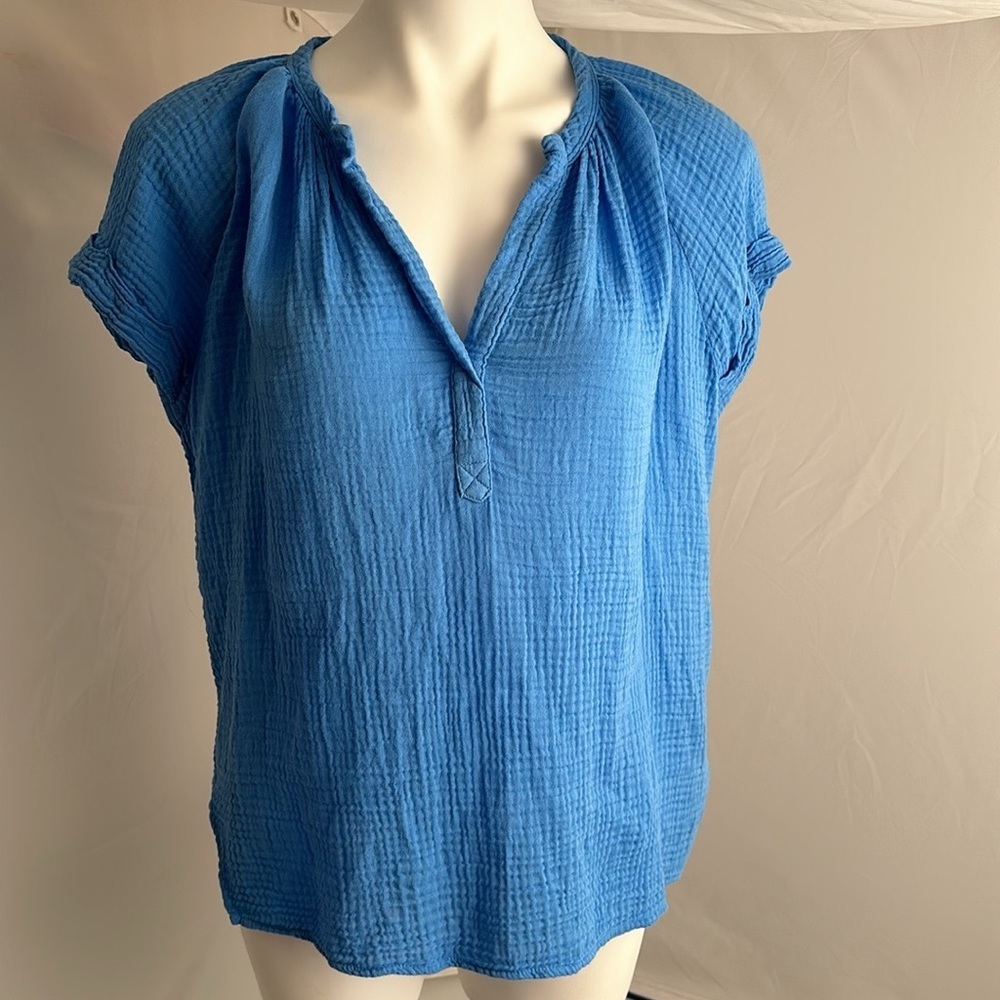 Red Haute blue short sleeve gauzy split neck top